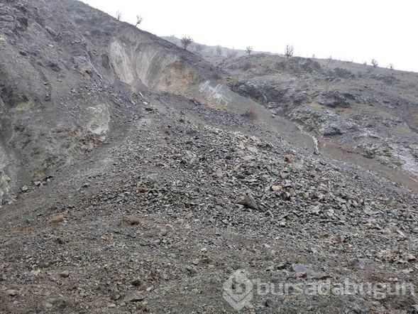 Park halindeki otomobil toprak altında kaldı
