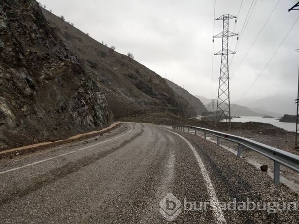 Park halindeki otomobil toprak altında kaldı
