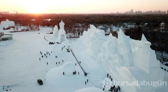 Kar festivalinin 106 metrelik dev heykeli