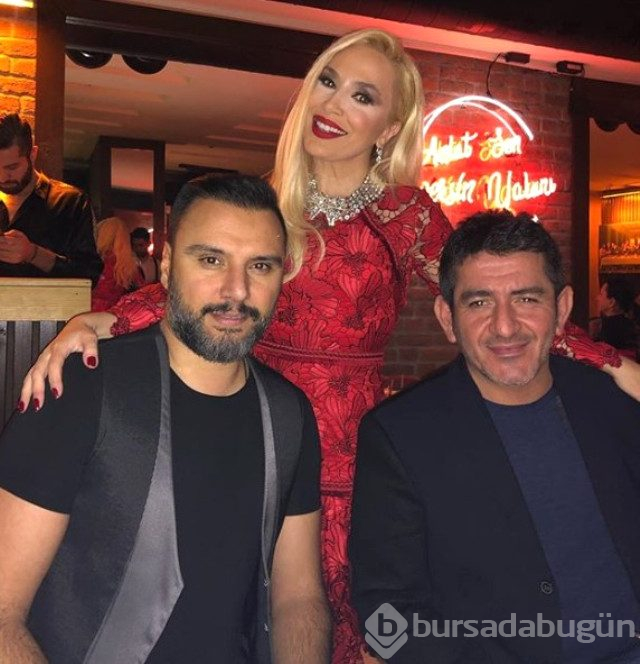 Küs olduğu Alişan'la davette pişti olan Demet Akalın, düşme tehlikesi atlattı
