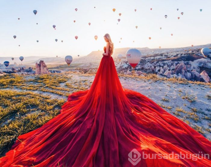 Gezdiği büyüleyici yerlerle kadınların elbiselerini bütünleştiren fotoğrafçıdan sihirli görüntüler