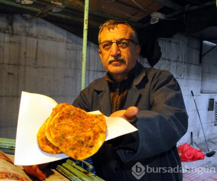 56 yıllık lahmacuncu, tablasında günde 800'e yakın lahmacun satıyor