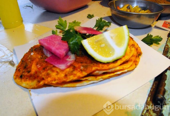 56 yıllık lahmacuncu, tablasında günde 800'e yakın lahmacun satıyor