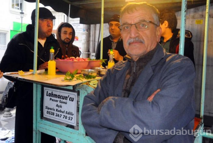 56 yıllık lahmacuncu, tablasında günde 800'e yakın lahmacun satıyor