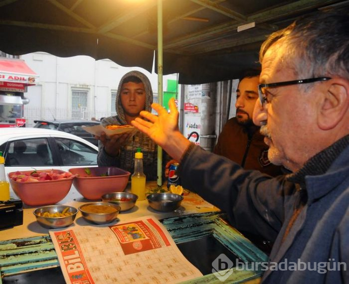56 yıllık lahmacuncu, tablasında günde 800'e yakın lahmacun satıyor