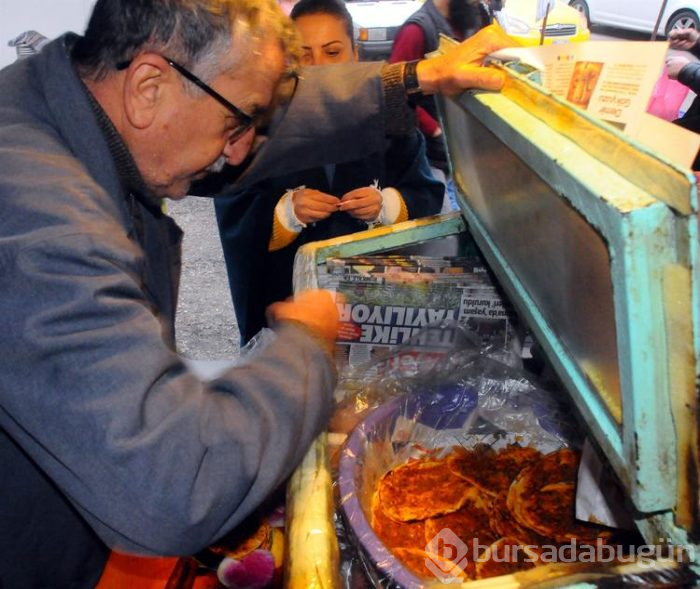 56 yıllık lahmacuncu, tablasında günde 800'e yakın lahmacun satıyor