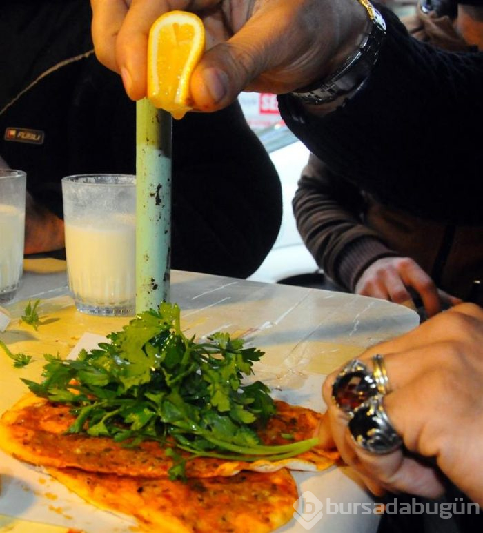 56 yıllık lahmacuncu, tablasında günde 800'e yakın lahmacun satıyor
