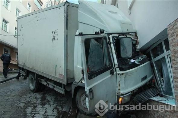 Beyoğlu'nda kamyonet binaya çarptı
