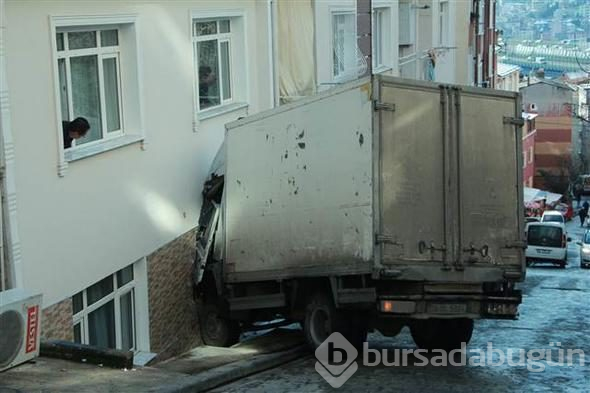 Beyoğlu'nda kamyonet binaya çarptı
