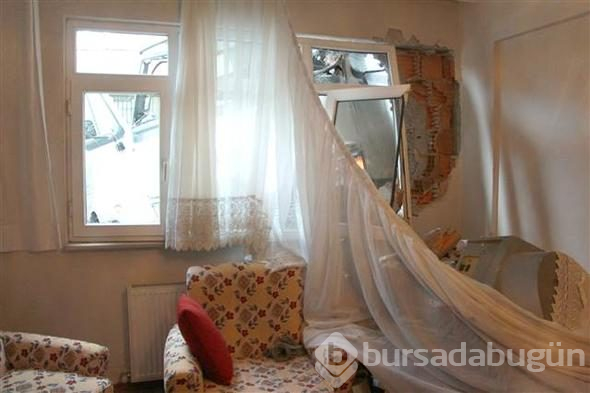 Beyoğlu'nda kamyonet binaya çarptı
