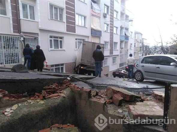 Beyoğlu'nda kamyonet binaya çarptı
