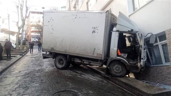 Beyoğlu'nda kamyonet binaya çarptı
