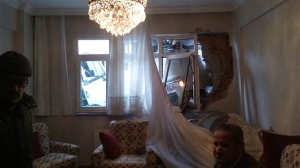 Beyoğlu'nda kamyonet binaya çarptı
