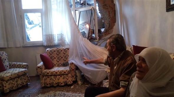 Beyoğlu'nda kamyonet binaya çarptı

