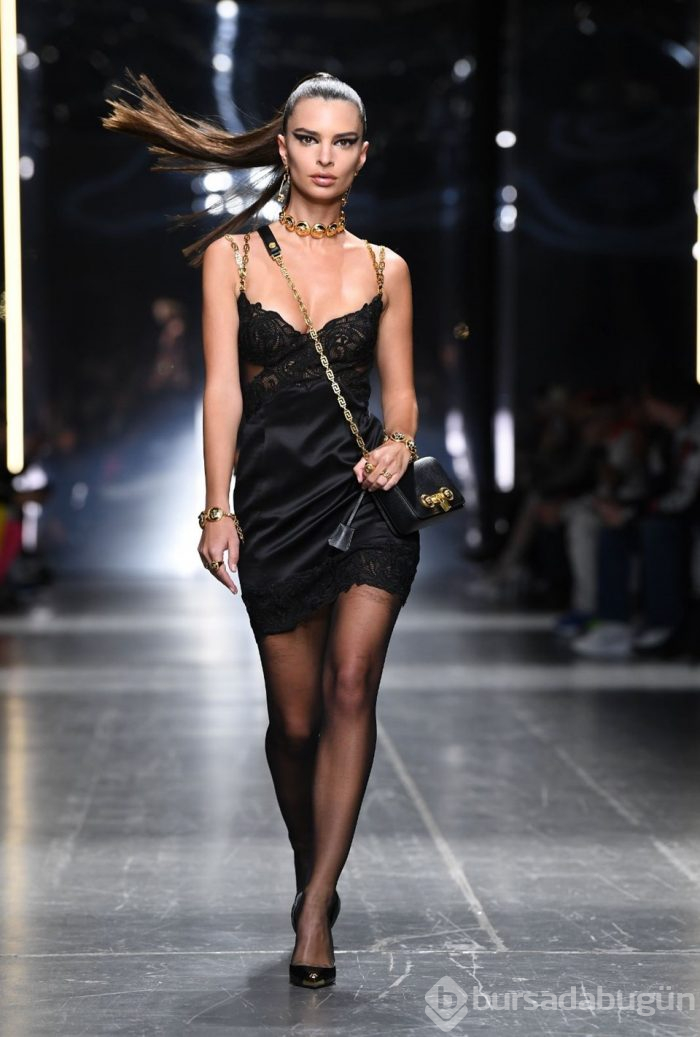 Emily Ratajkowski ve Bella Hadid defileye damga vurdu