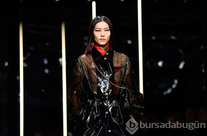 Emily Ratajkowski ve Bella Hadid defileye damga vurdu