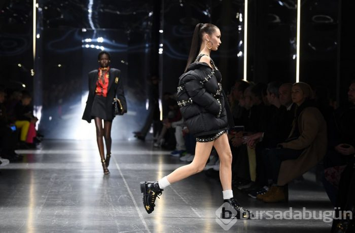 Emily Ratajkowski ve Bella Hadid defileye damga vurdu