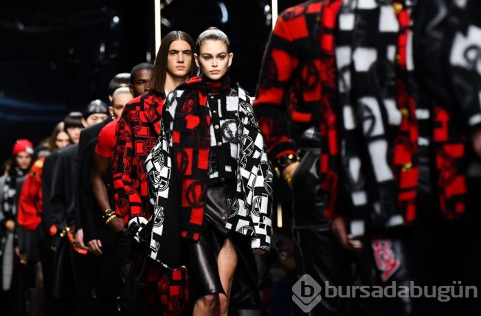 Emily Ratajkowski ve Bella Hadid defileye damga vurdu