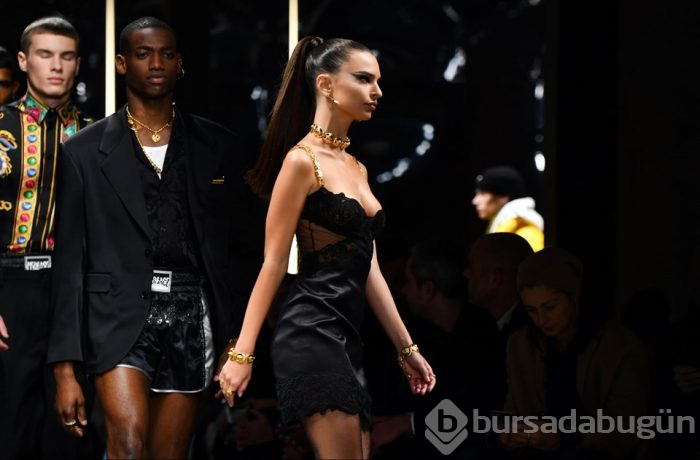 Emily Ratajkowski ve Bella Hadid defileye damga vurdu