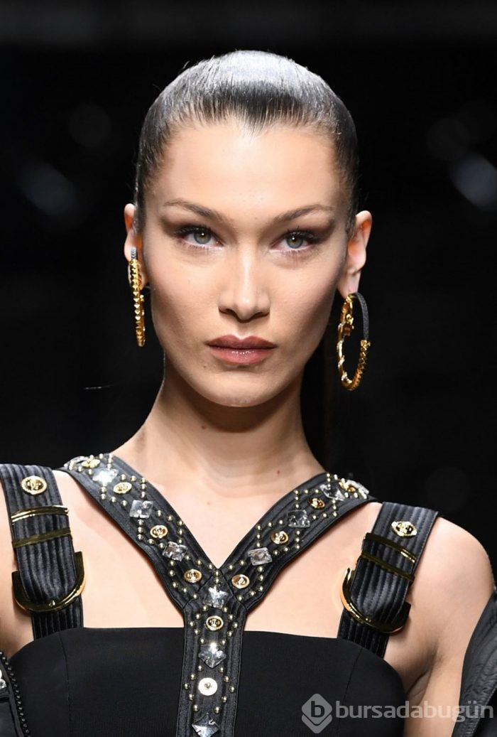 Emily Ratajkowski ve Bella Hadid defileye damga vurdu