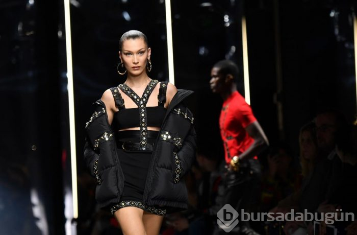 Emily Ratajkowski ve Bella Hadid defileye damga vurdu