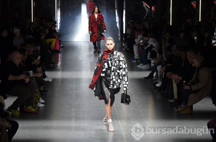 Emily Ratajkowski ve Bella Hadid defileye damga vurdu