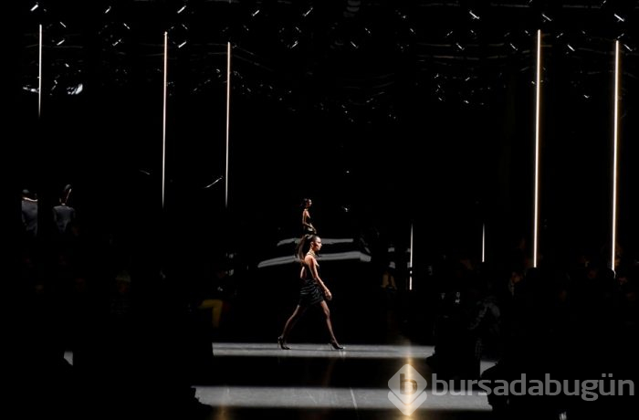 Emily Ratajkowski ve Bella Hadid defileye damga vurdu