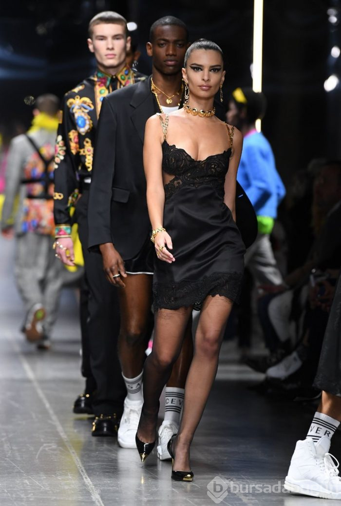 Emily Ratajkowski ve Bella Hadid defileye damga vurdu