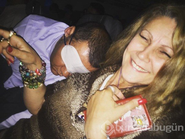 Yolcuların utandıran anlarını Instagram'dan deşifre ediyor