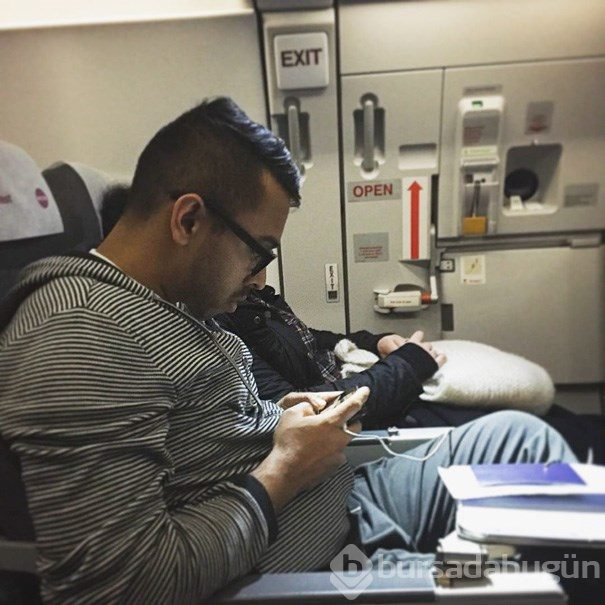 Yolcuların utandıran anlarını Instagram'dan deşifre ediyor