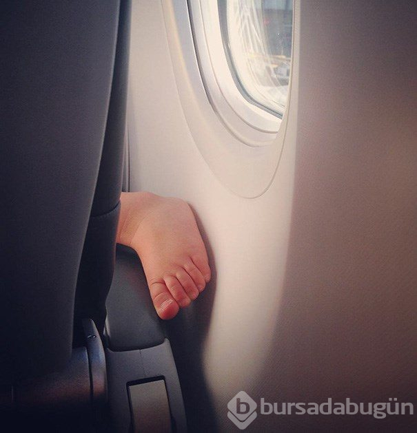 Yolcuların utandıran anlarını Instagram'dan deşifre ediyor