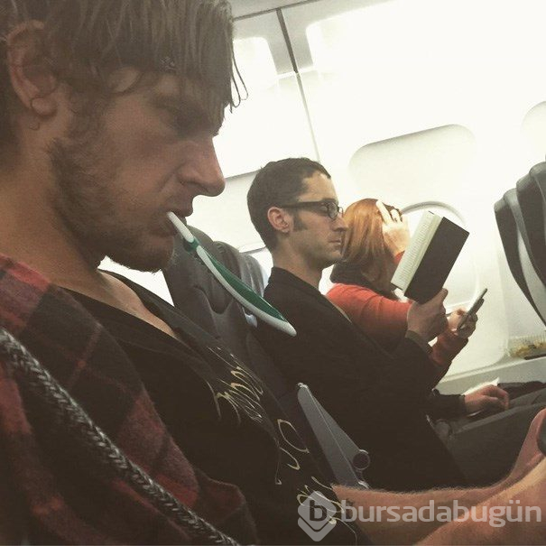 Yolcuların utandıran anlarını Instagram'dan deşifre ediyor