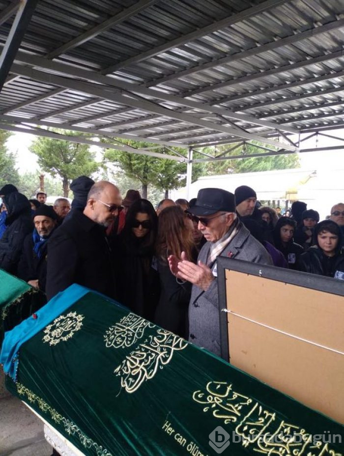 Hande Erçel'den annesine veda
