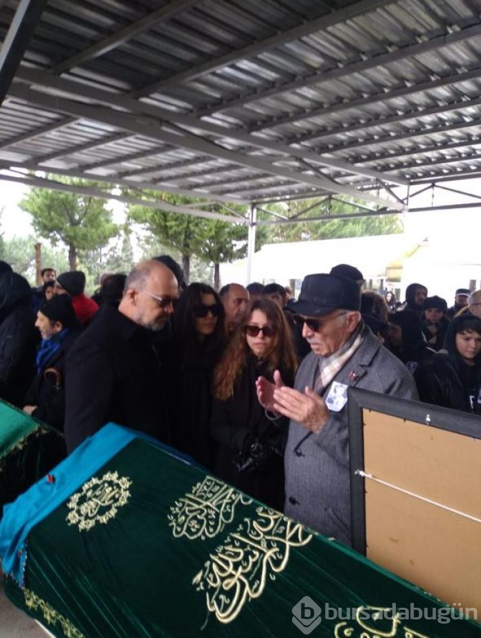 Hande Erçel'den annesine veda

