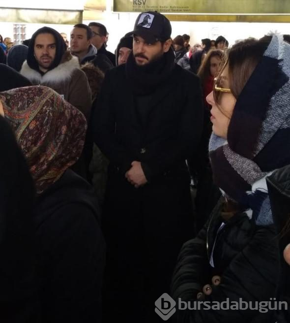 Hande Erçel'den annesine veda

