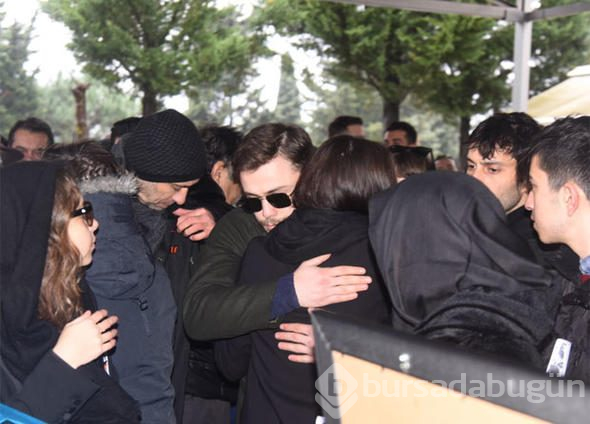 Hande Erçel'den annesine veda

