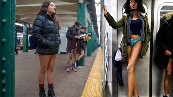 Metroya iç çamaşırlarıyla bindiler
