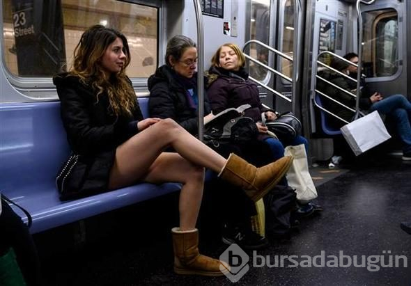 Metroya iç çamaşırlarıyla bindiler

