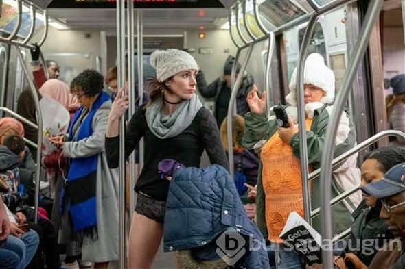 Metroya iç çamaşırlarıyla bindiler
