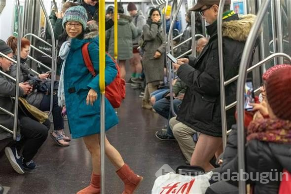 Metroya iç çamaşırlarıyla bindiler
