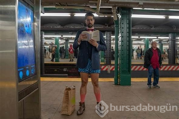 Metroya iç çamaşırlarıyla bindiler
