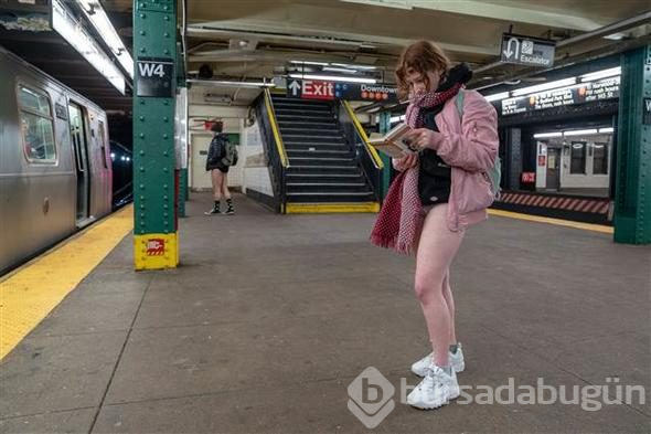 Metroya iç çamaşırlarıyla bindiler
