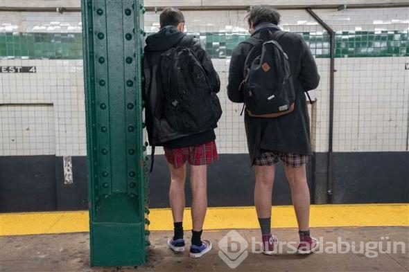 Metroya iç çamaşırlarıyla bindiler
