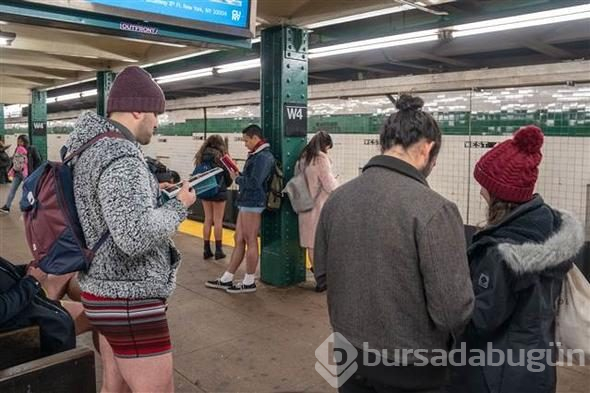 Metroya iç çamaşırlarıyla bindiler

