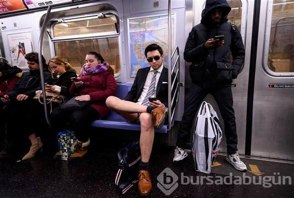 Metroya iç çamaşırlarıyla bindiler
