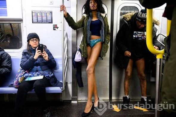 Metroya iç çamaşırlarıyla bindiler
