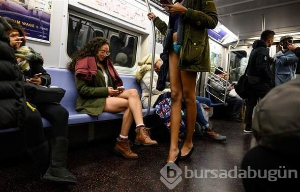 Metroya iç çamaşırlarıyla bindiler
