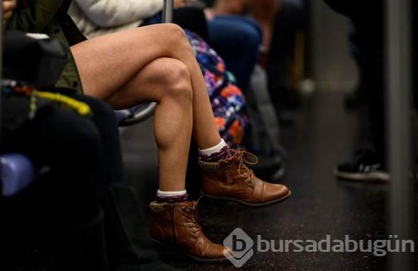 Metroya iç çamaşırlarıyla bindiler
