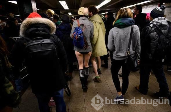 Metroya iç çamaşırlarıyla bindiler
