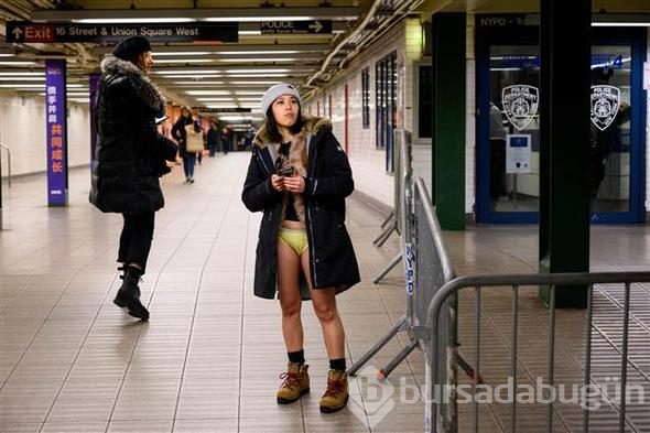 Metroya iç çamaşırlarıyla bindiler

